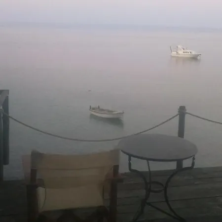 Leonardo, Houseboat In The Pool