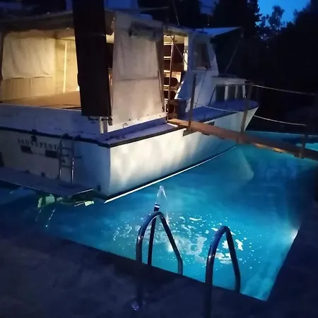 Leonardo, Houseboat In The Pool Holiday home *