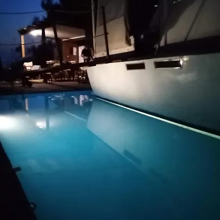 Holiday home Leonardo, Houseboat In The Pool *