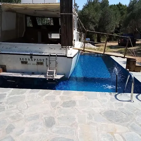 Leonardo, Houseboat In The Pool *