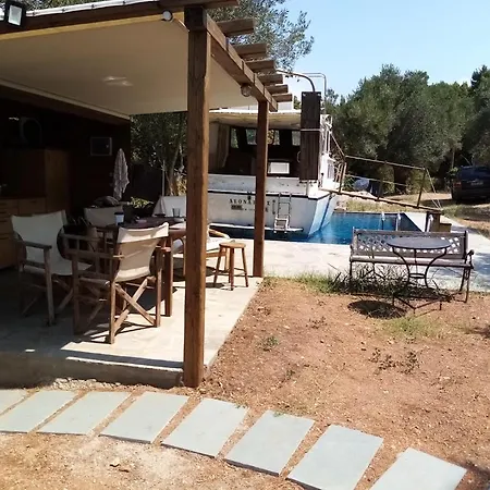 Leonardo, Houseboat In The Pool