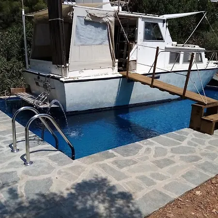 Leonardo, Houseboat In The Pool *