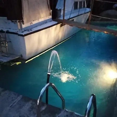 Ferienhaus Leonardo, Houseboat In The Pool *