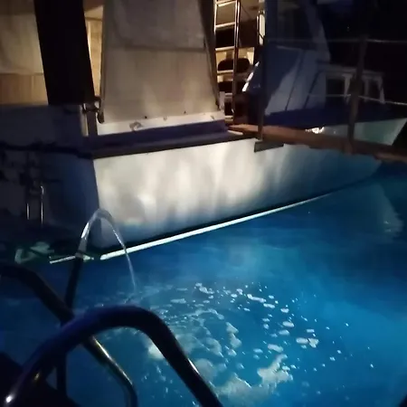 Ferienhaus Leonardo, Houseboat In The Pool *