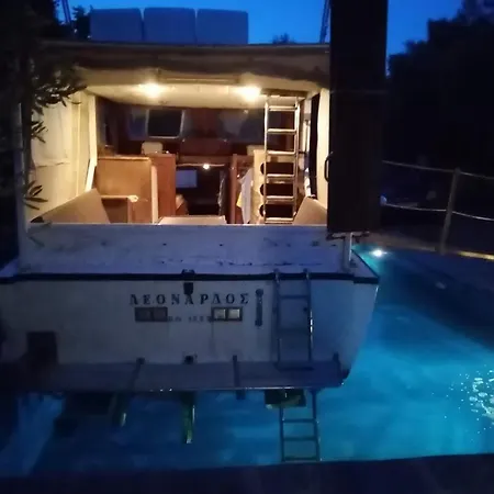 Ferienhaus Leonardo, Houseboat In The Pool Nikiti (Sithonia)